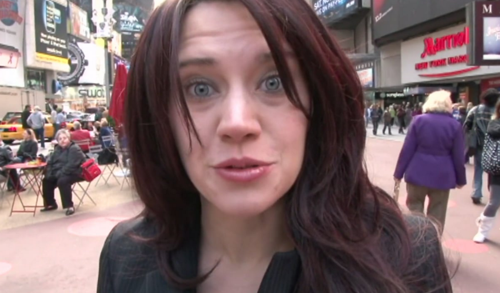 President Clinton uses private email server to invite Kate McKinnon to dinner