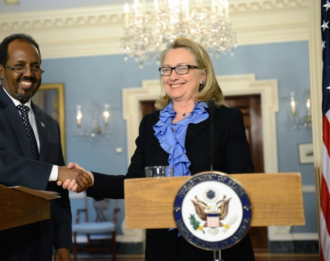 Clinton boldly invites press to attend White House press conference 