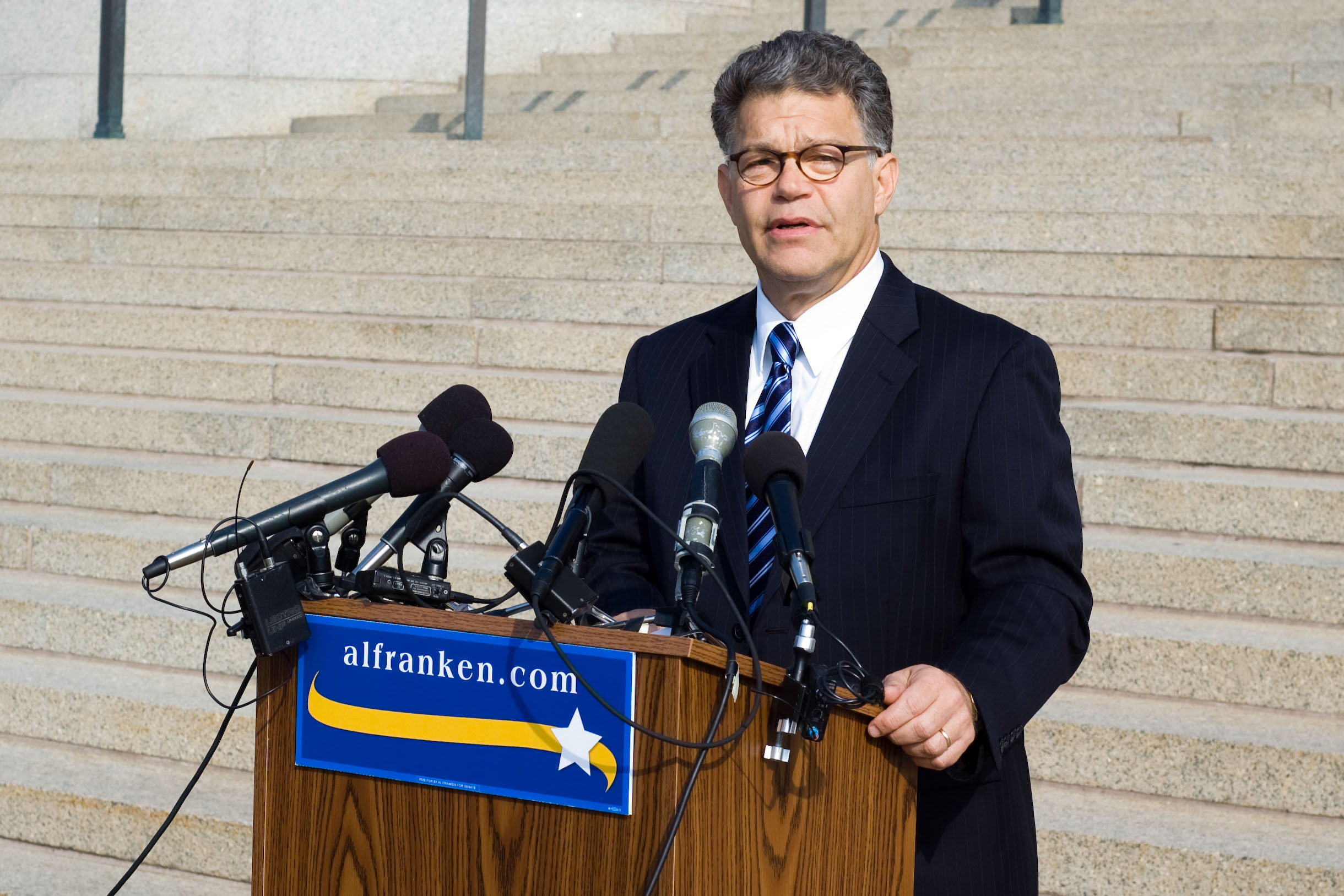 Franken refuses to resign, but offers to switch parties